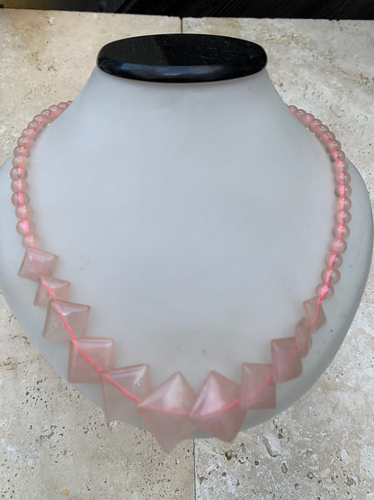 Quartz rose, collier de 50 centimètres. Perles rondes avec panoramique en plaquette carrée, sur fil d'acier de haute résistance !