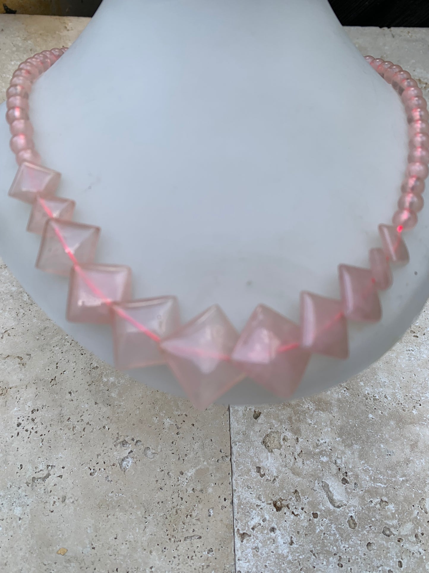 Quartz rose, collier de 50 centimètres. Perles rondes avec panoramique en plaquette carrée, sur fil d'acier de haute résistance !
