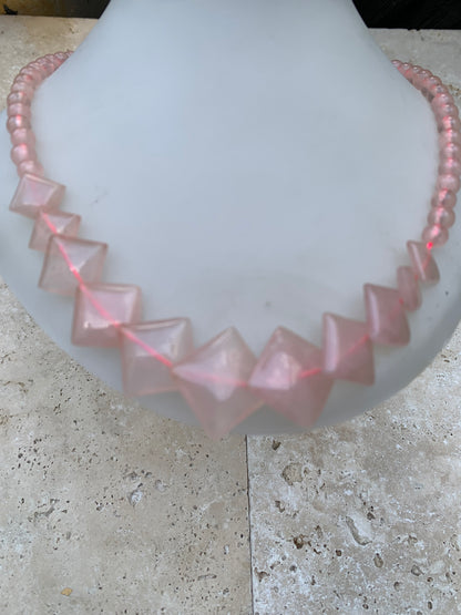Quartz rose, collier de 50 centimètres. Perles rondes avec panoramique en plaquette carrée, sur fil d'acier de haute résistance !
