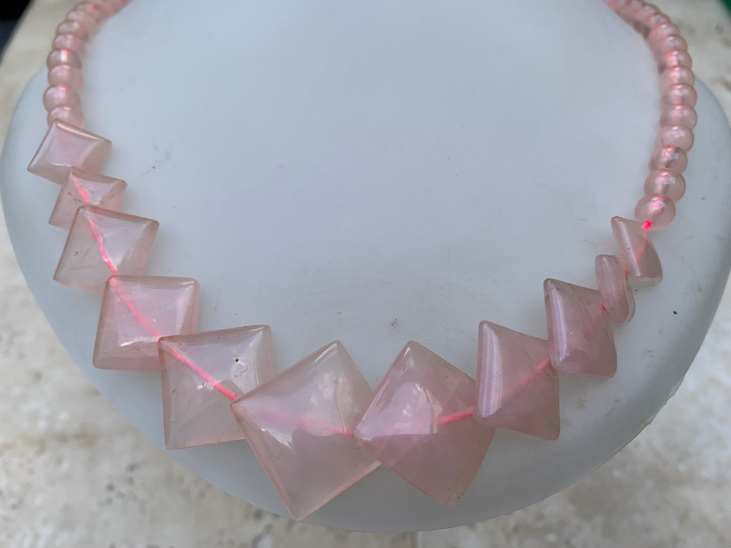 Quartz rose, collier de 50 centimètres. Perles rondes avec panoramique en plaquette carrée, sur fil d'acier de haute résistance !