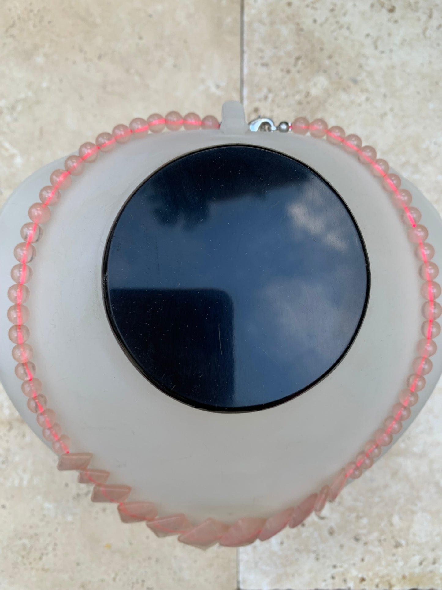 Quartz rose, collier de 50 centimètres. Perles rondes avec panoramique en plaquette carrée, sur fil d'acier de haute résistance !
