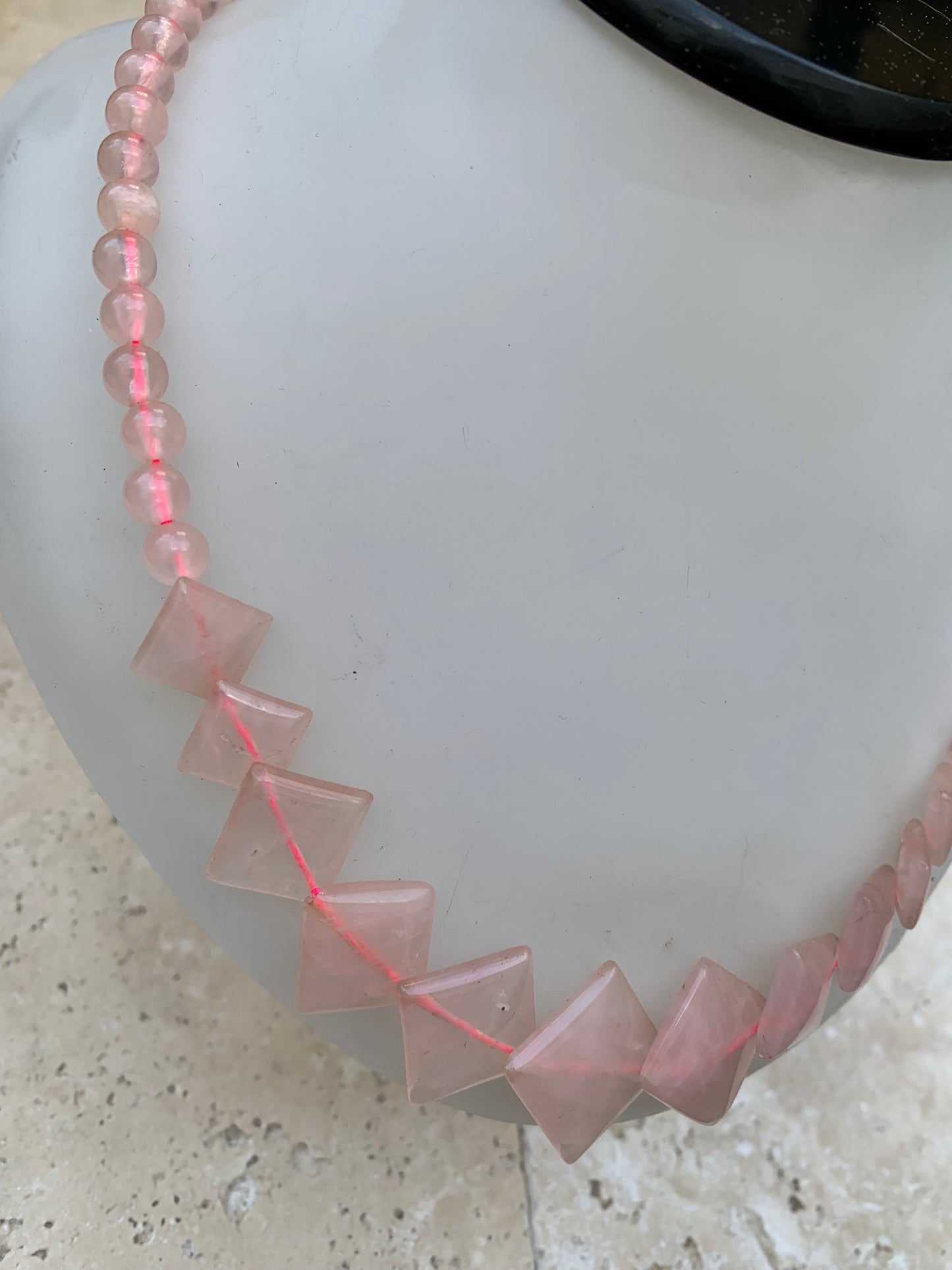 Quartz rose, collier de 50 centimètres. Perles rondes avec panoramique en plaquette carrée, sur fil d'acier de haute résistance !
