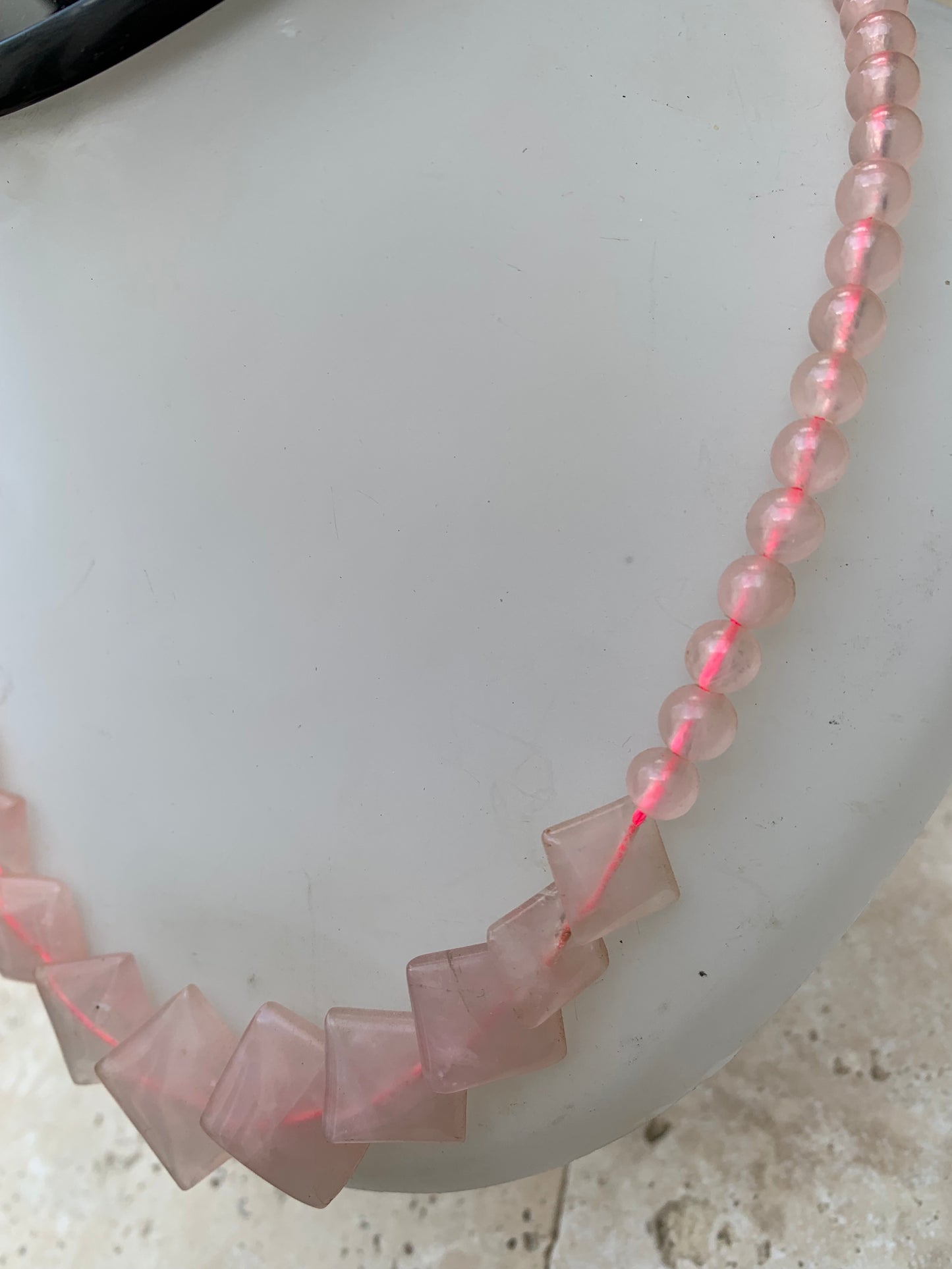 Quartz rose, collier de 50 centimètres. Perles rondes avec panoramique en plaquette carrée, sur fil d'acier de haute résistance !