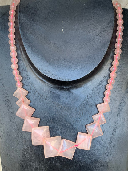 Quartz rose, collier de 50 centimètres. Perles rondes avec panoramique en plaquette carrée, sur fil d'acier de haute résistance !