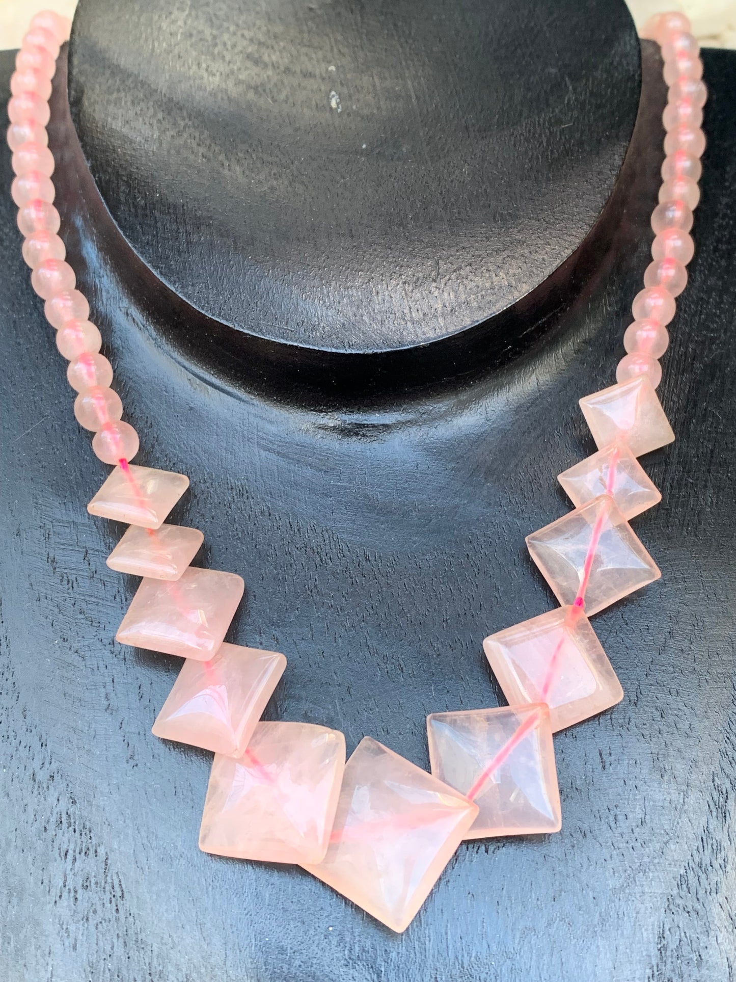 Quartz rose, collier de 50 centimètres. Perles rondes avec panoramique en plaquette carrée, sur fil d'acier de haute résistance !