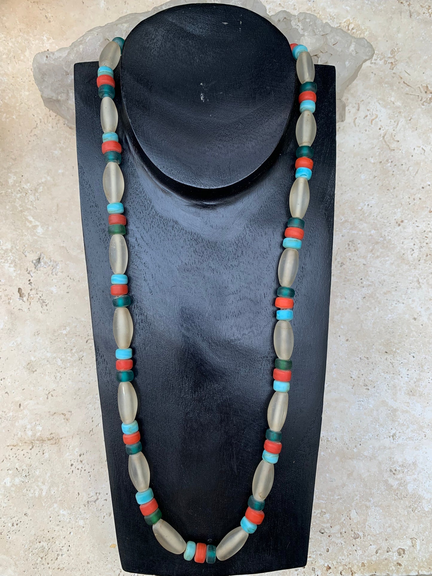 Collier de perles en verre fait au Népal, 68cm de long, superbe pièce de l'artisanat local, magnifiques couleurs !