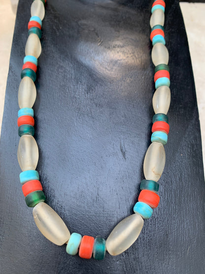 Collier de perles en verre fait au Népal, 68cm de long, superbe pièce de l'artisanat local, magnifiques couleurs !