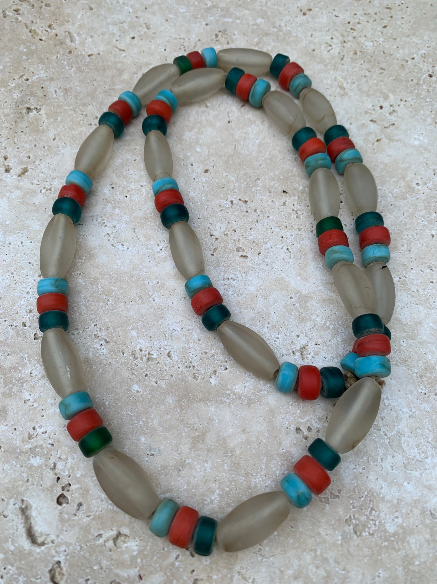 Collier de perles en verre fait au Népal, 68cm de long, superbe pièce de l'artisanat local, magnifiques couleurs !
