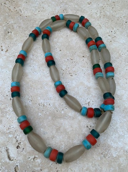 Collier de perles en verre fait au Népal, 68cm de long, superbe pièce de l'artisanat local, magnifiques couleurs !