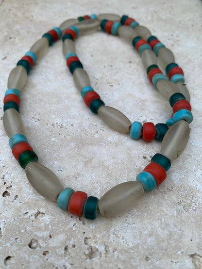 Collier de perles en verre fait au Népal, 68cm de long, superbe pièce de l'artisanat local, magnifiques couleurs !