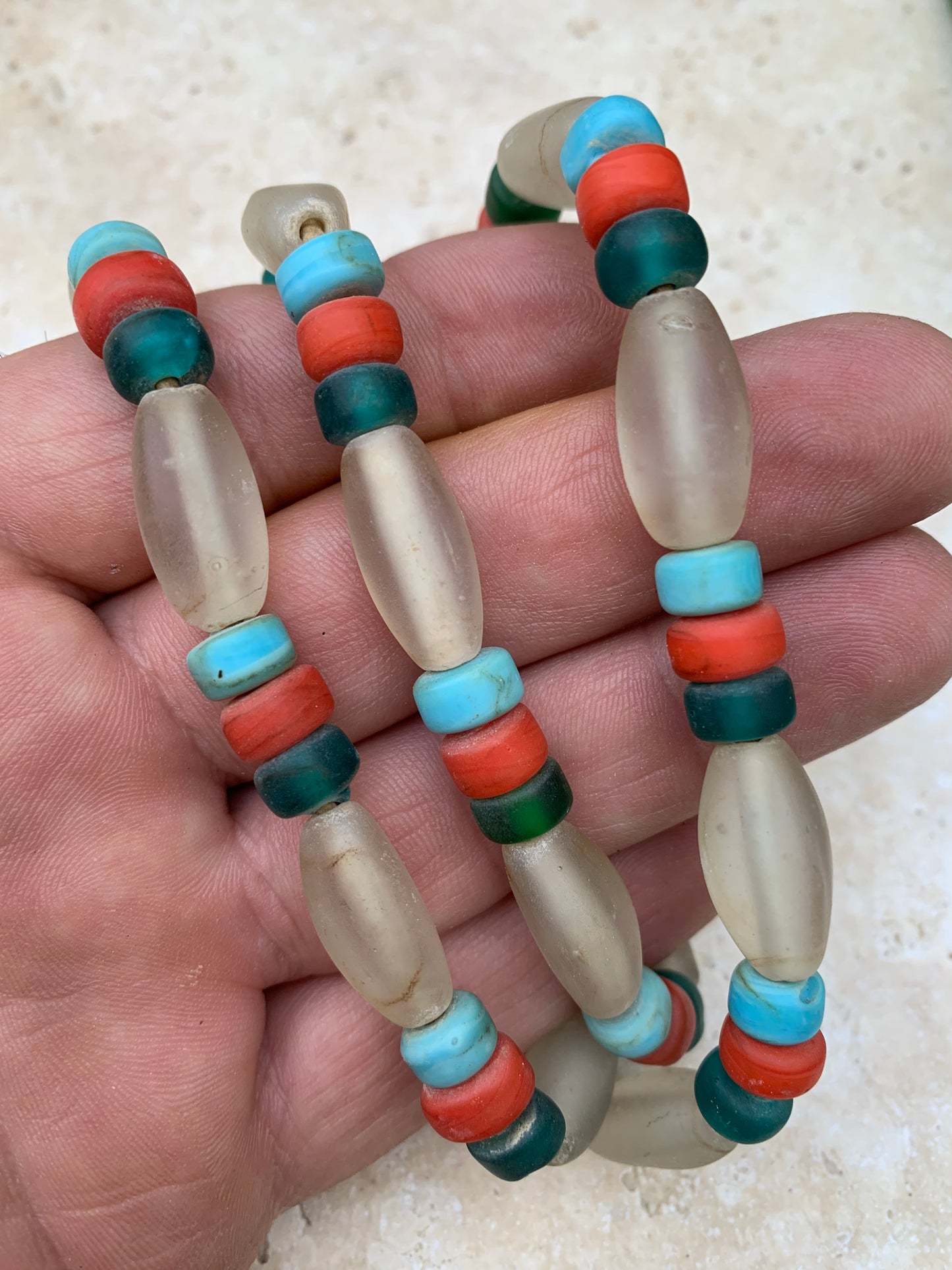 Collier de perles en verre fait au Népal, 68cm de long, superbe pièce de l'artisanat local, magnifiques couleurs !
