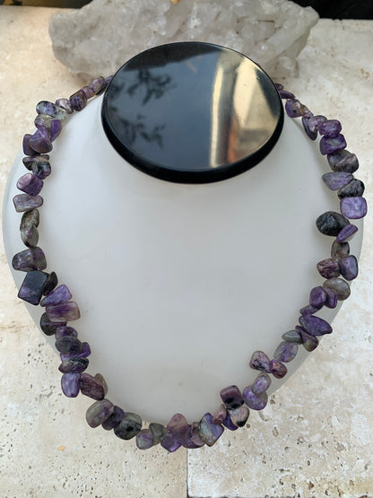 Charoite, perles en grains naturels polis de 5 à 12 millimètres. 44 centimètres de longueur + rajout de 5 centimètres en chaînette. Qualité A à AA, superbes perles !