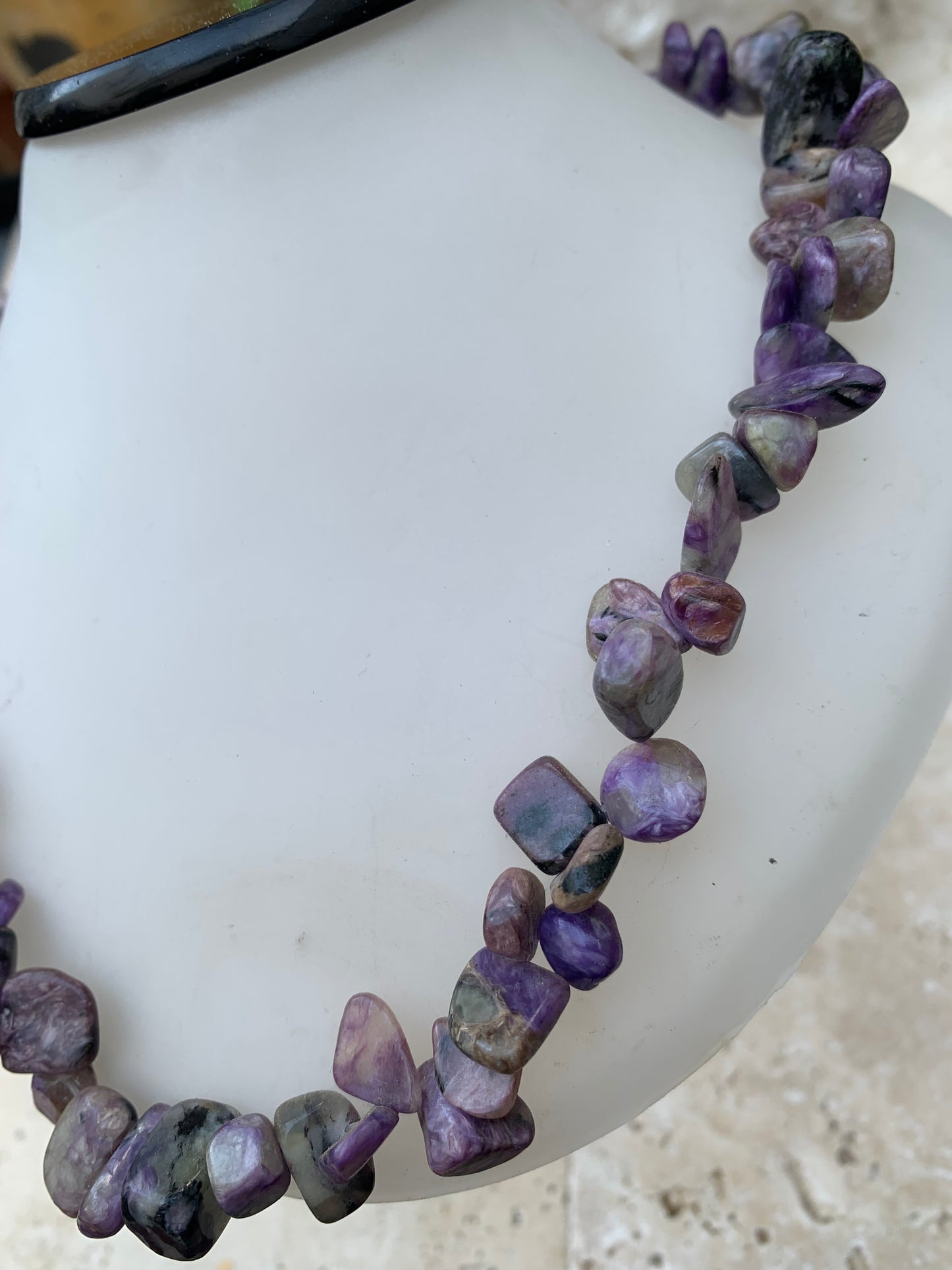 Charoite, perles en grains naturels polis de 5 à 12 millimètres. 44 centimètres de longueur + rajout de 5 centimètres en chaînette. Qualité A à AA, superbes perles !