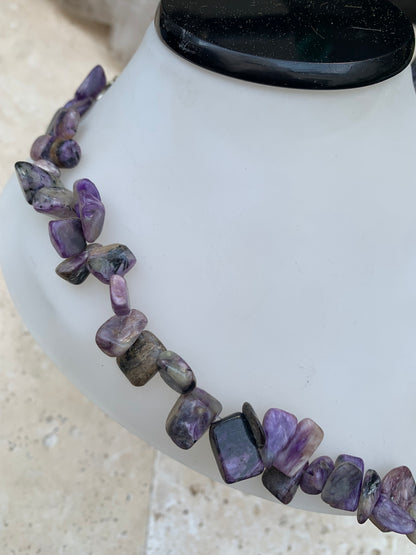 Charoite, perles en grains naturels polis de 5 à 12 millimètres. 44 centimètres de longueur + rajout de 5 centimètres en chaînette. Qualité A à AA, superbes perles !