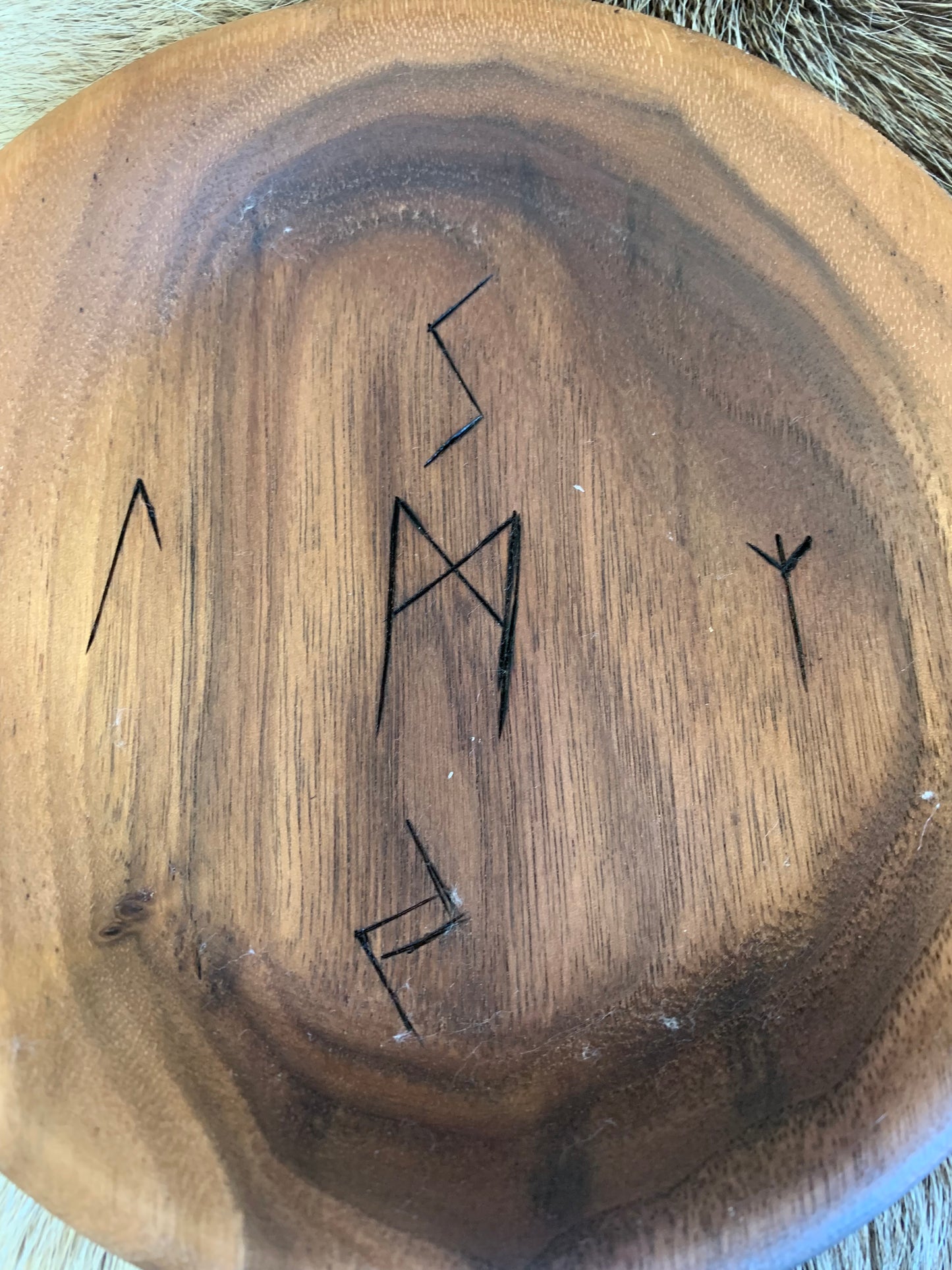 Coupelle en bois avec ou sans gravure de Runes, 160 mm de diamètre x 30 de haut - 150 grammes. Fait main en France (19), très belle qualité, magnifique pièce !