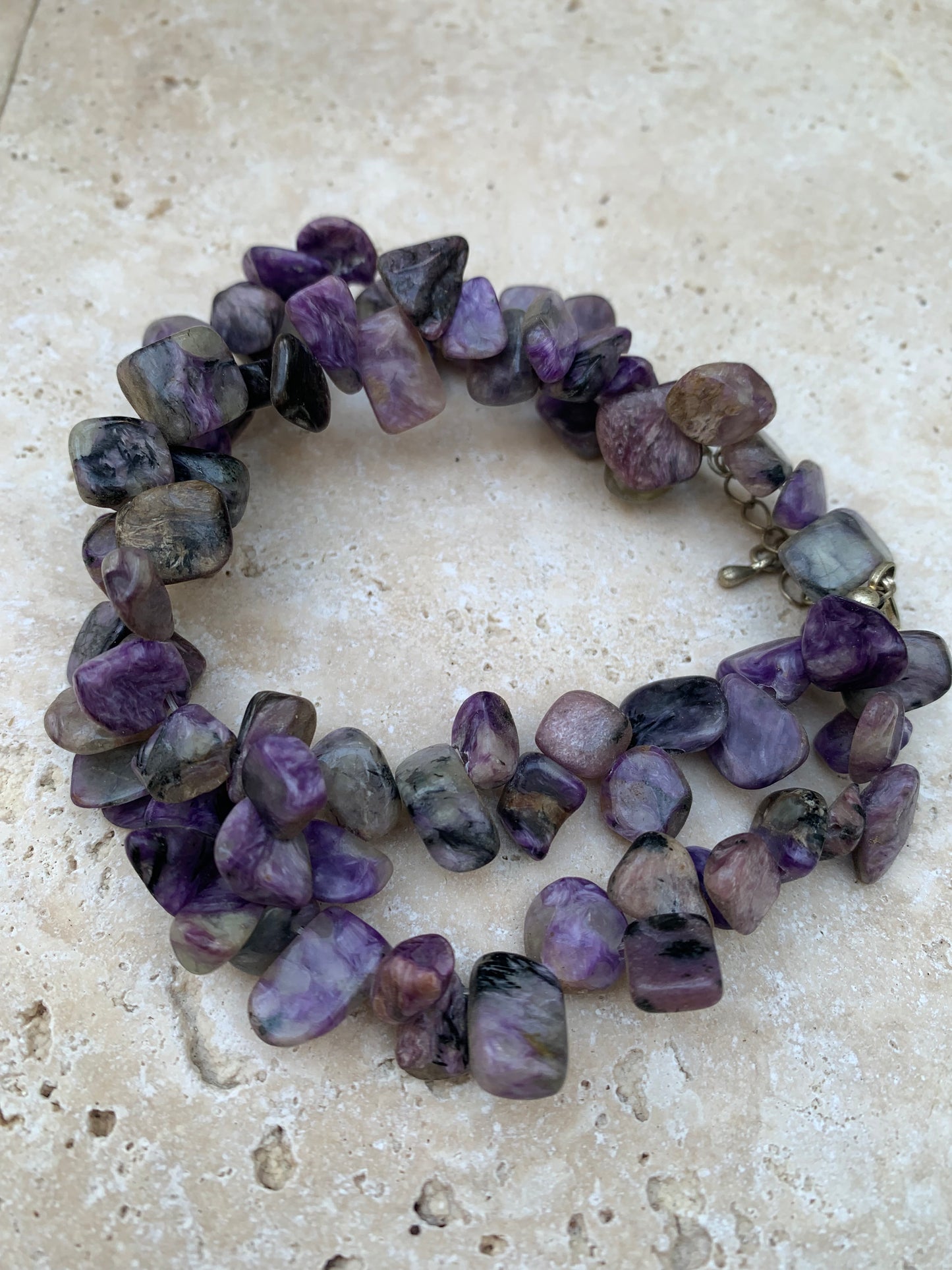 Charoite, perles en grains naturels polis de 5 à 12 millimètres. 44 centimètres de longueur + rajout de 5 centimètres en chaînette. Qualité A à AA, superbes perles !