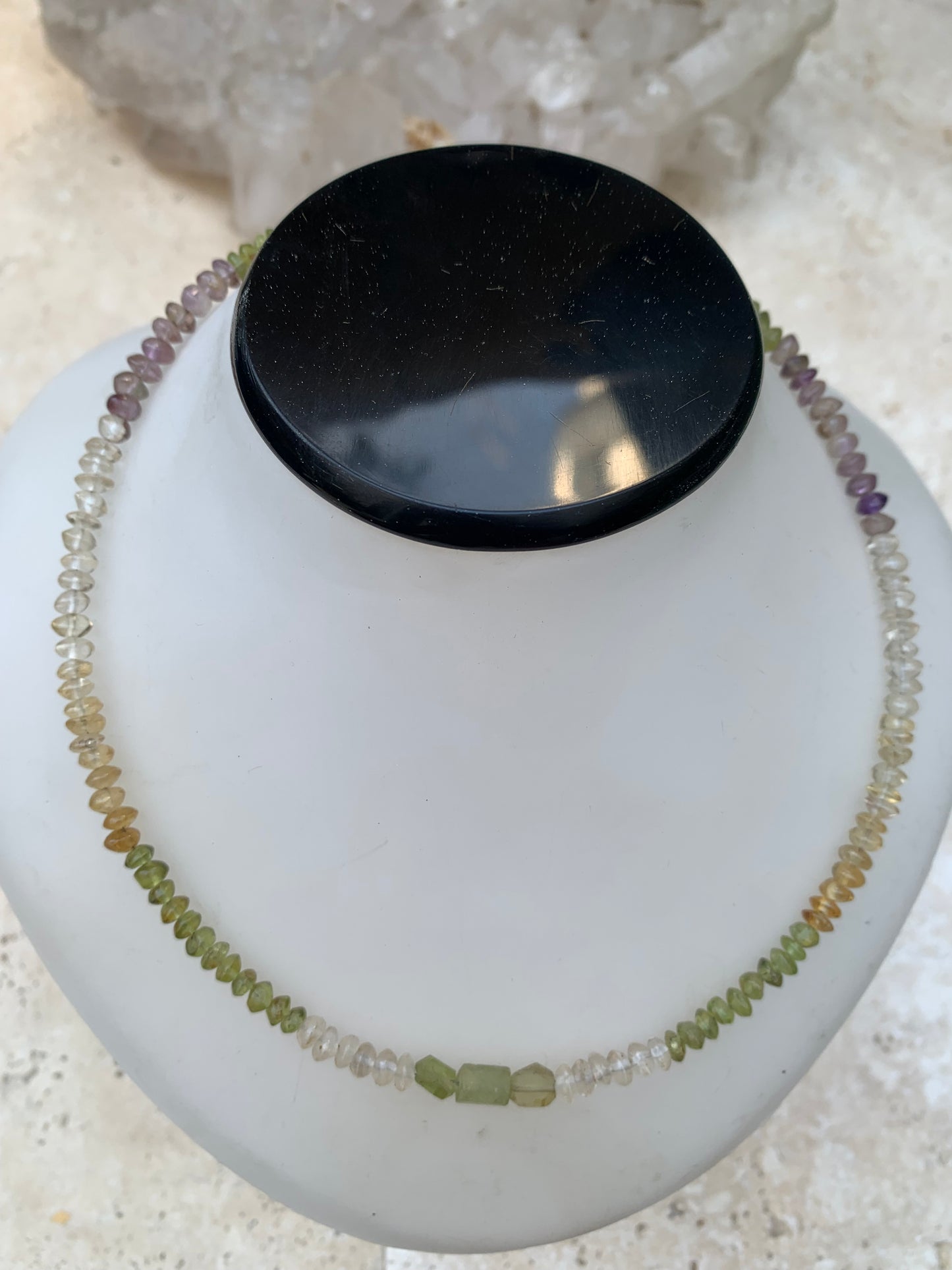 Fil de perle de type 'rondelle' en mix d'Améthyste, cristal de roche, citrine, et péridot. Vendu en bracelet de 17 à 21 centimètres ou en collier de 42 centimètres. Diamètre des perles : 4 à 5 millimètres. Superbe pièce !