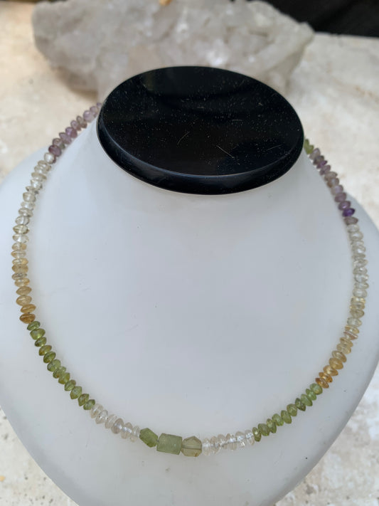 Fil de perle de type 'rondelle' en mix d'Améthyste, cristal de roche, citrine, et péridot. Vendu en bracelet de 17 à 21 centimètres ou en collier de 42 centimètres. Diamètre des perles : 4 à 5 millimètres. Superbe pièce !