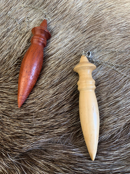 Pendule en bois type (Egyptien) fait en France (19), de 7cm de long x 1,5 de diamètre avec chainette de 20 centimètres - 25 grammes. Très belle qualité, magnifique pièce !