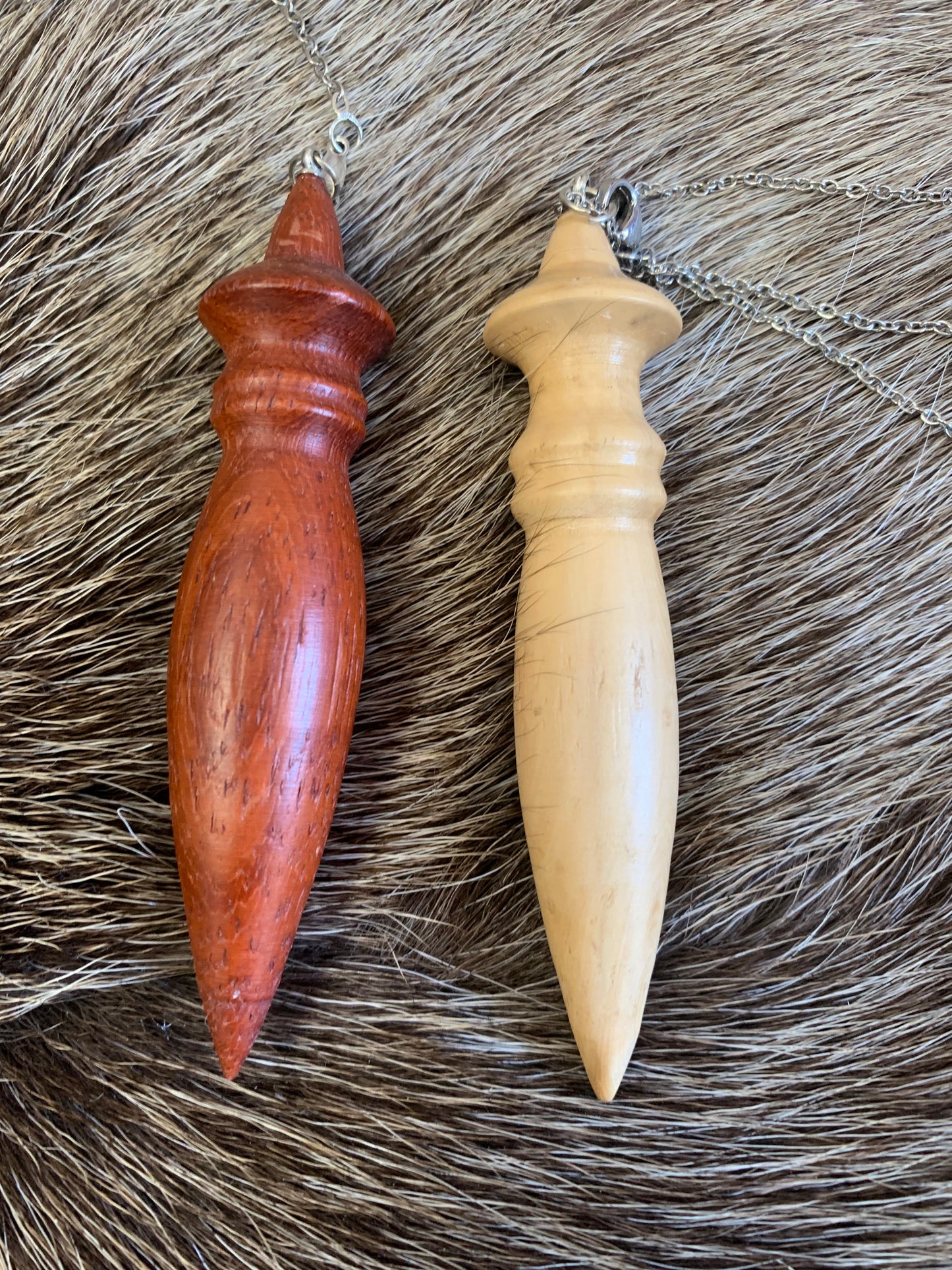 Pendule en bois type (Egyptien) fait en France (19), de 7cm de long x 1,5 de diamètre avec chainette de 20 centimètres - 25 grammes. Très belle qualité, magnifique pièce !