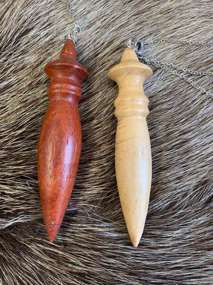 Pendule en bois type (Egyptien) fait en France (19), de 7cm de long x 1,5 de diamètre avec chainette de 20 centimètres - 25 grammes. Très belle qualité, magnifique pièce !