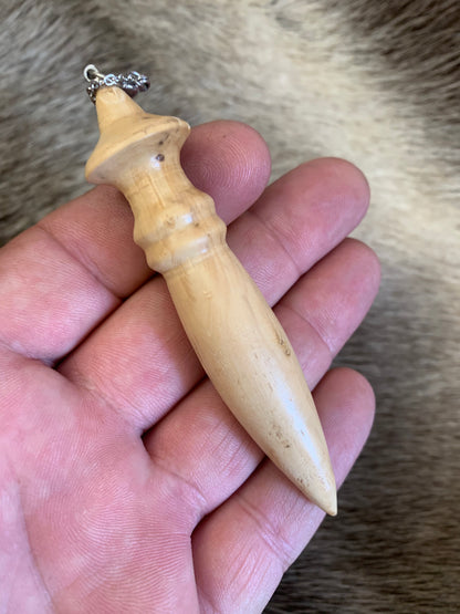 Pendule en bois type (Egyptien) fait en France (19), de 7cm de long x 1,5 de diamètre avec chainette de 20 centimètres - 25 grammes. Très belle qualité, magnifique pièce !