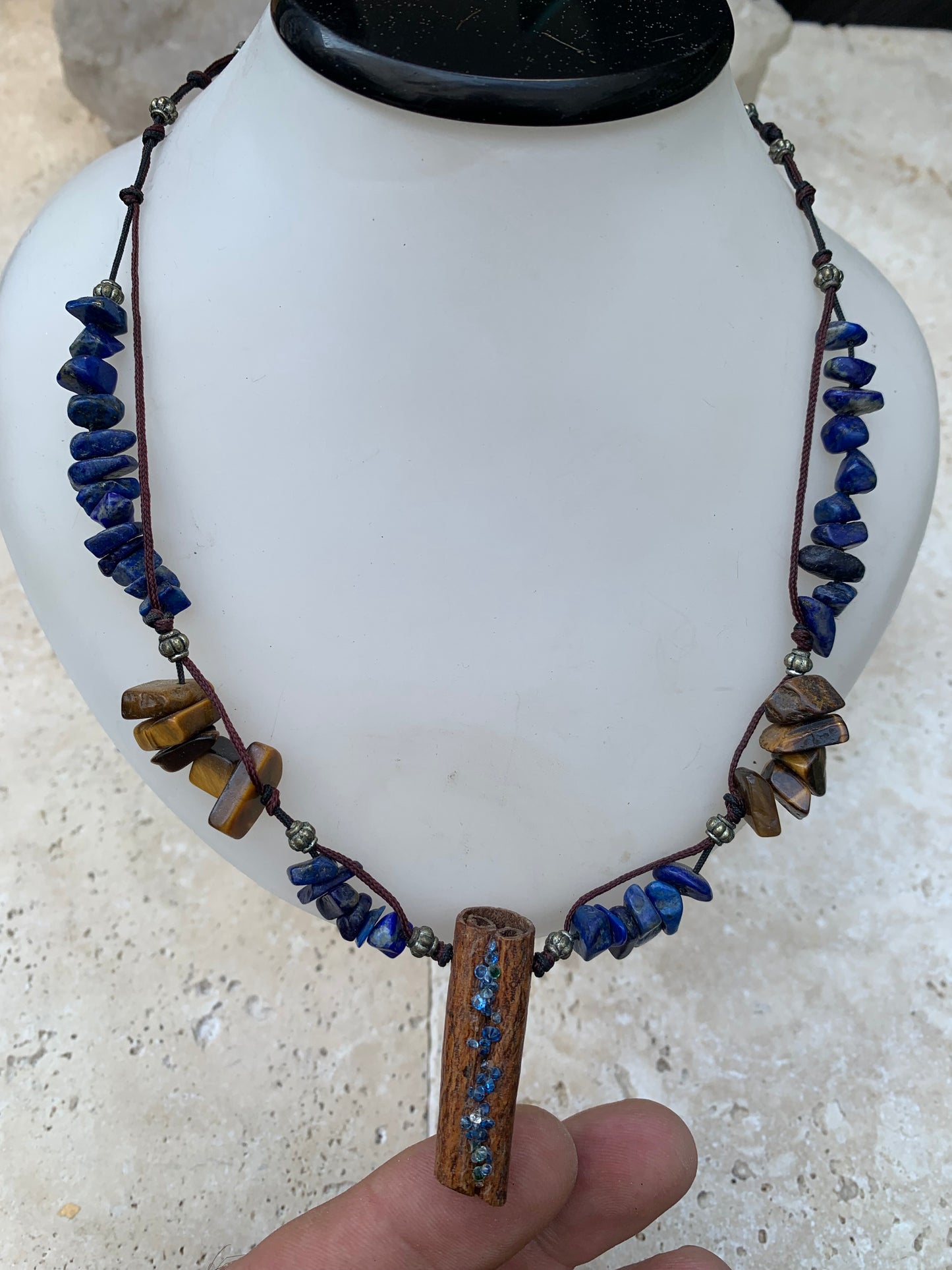 Lapis lazuli, collier en perle 'Baroque' de 5x10 millimètres, 44cm de long. Fermoir de type 'coulissant/ mala', avec pendentif en bâton de cannelle sertis de pierres, modèle unique !