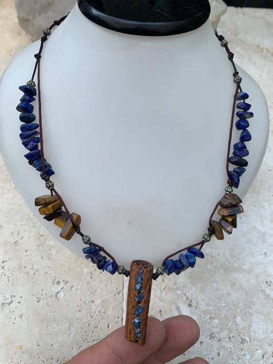 Lapis lazuli, collier en perle 'Baroque' de 5x10 millimètres, 44cm de long. Fermoir de type 'coulissant/ mala', avec pendentif en bâton de cannelle sertis de pierres, modèle unique !