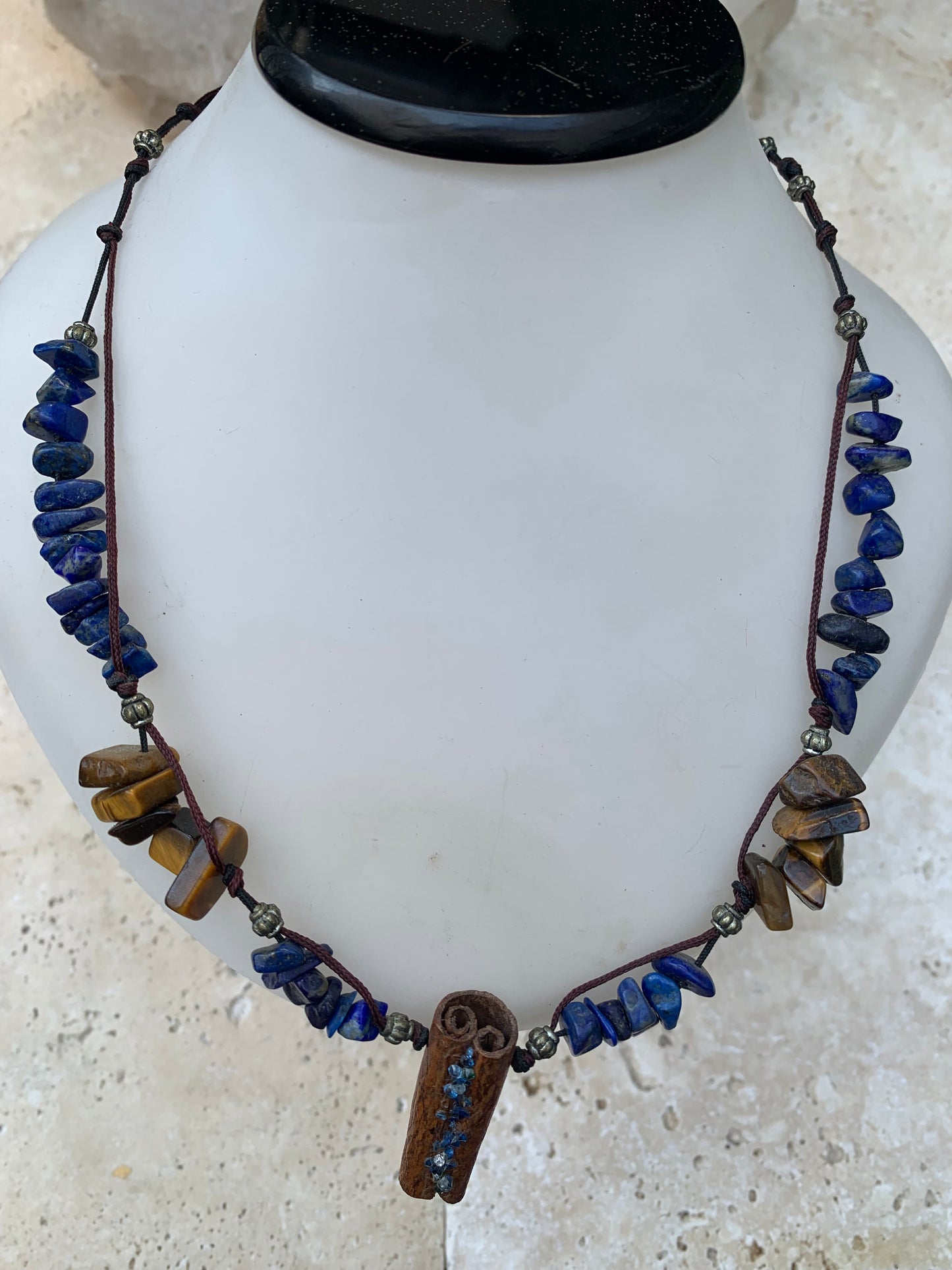 Lapis lazuli, collier en perle 'Baroque' de 5x10 millimètres, 44cm de long. Fermoir de type 'coulissant/ mala', avec pendentif en bâton de cannelle sertis de pierres, modèle unique !