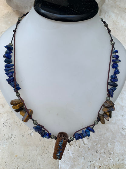Lapis lazuli, collier en perle 'Baroque' de 5x10 millimètres, 44cm de long. Fermoir de type 'coulissant/ mala', avec pendentif en bâton de cannelle sertis de pierres, modèle unique !