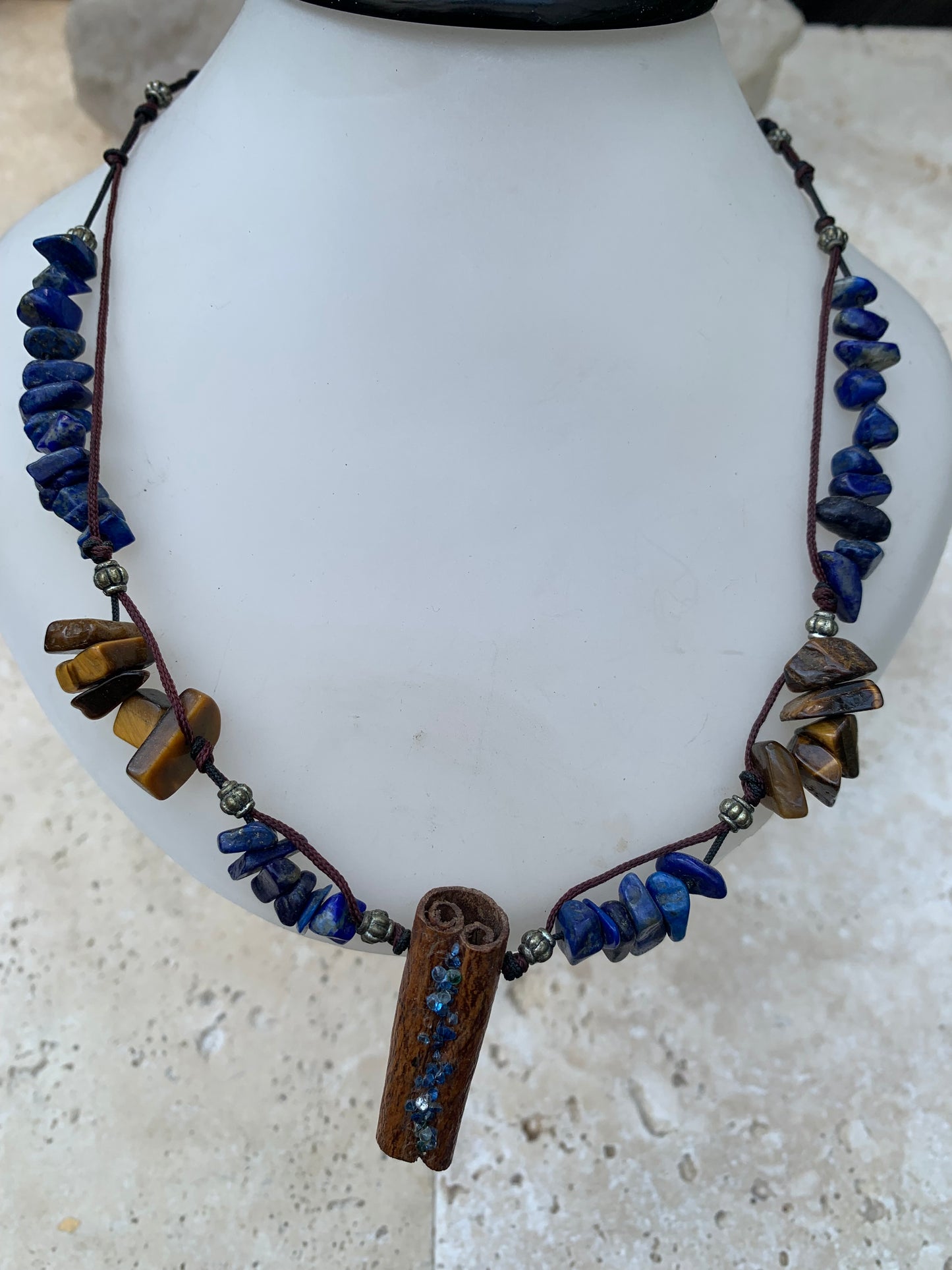 Lapis lazuli, collier en perle 'Baroque' de 5x10 millimètres, 44cm de long. Fermoir de type 'coulissant/ mala', avec pendentif en bâton de cannelle sertis de pierres, modèle unique !