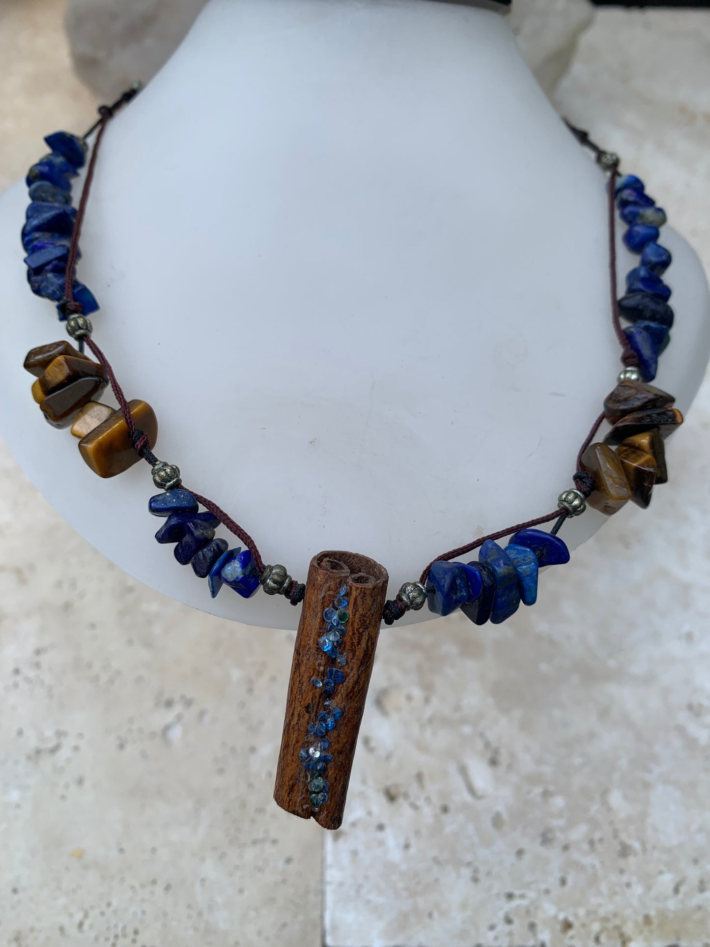 Lapis lazuli, collier en perle 'Baroque' de 5x10 millimètres, 44cm de long. Fermoir de type 'coulissant/ mala', avec pendentif en bâton de cannelle sertis de pierres, modèle unique !