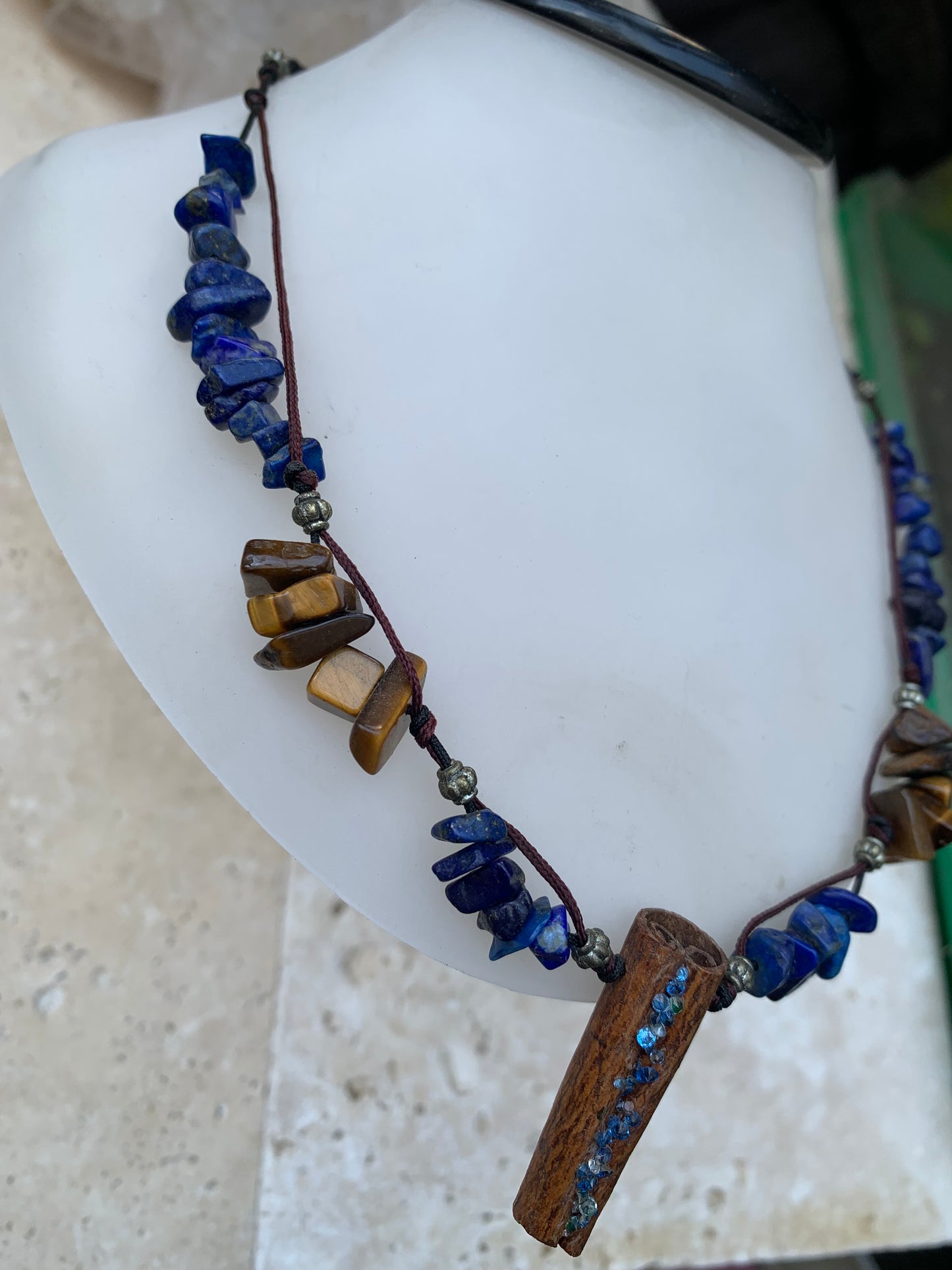 Lapis lazuli, collier en perle 'Baroque' de 5x10 millimètres, 44cm de long. Fermoir de type 'coulissant/ mala', avec pendentif en bâton de cannelle sertis de pierres, modèle unique !