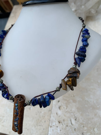 Lapis lazuli, collier en perle 'Baroque' de 5x10 millimètres, 44cm de long. Fermoir de type 'coulissant/ mala', avec pendentif en bâton de cannelle sertis de pierres, modèle unique !