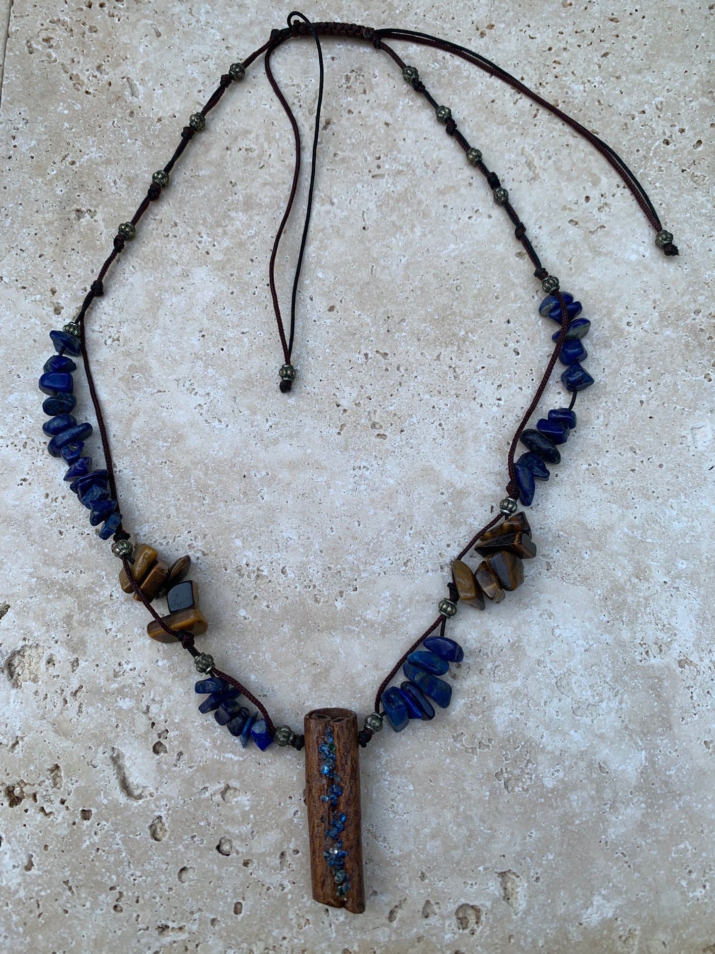 Lapis lazuli, collier en perle 'Baroque' de 5x10 millimètres, 44cm de long. Fermoir de type 'coulissant/ mala', avec pendentif en bâton de cannelle sertis de pierres, modèle unique !