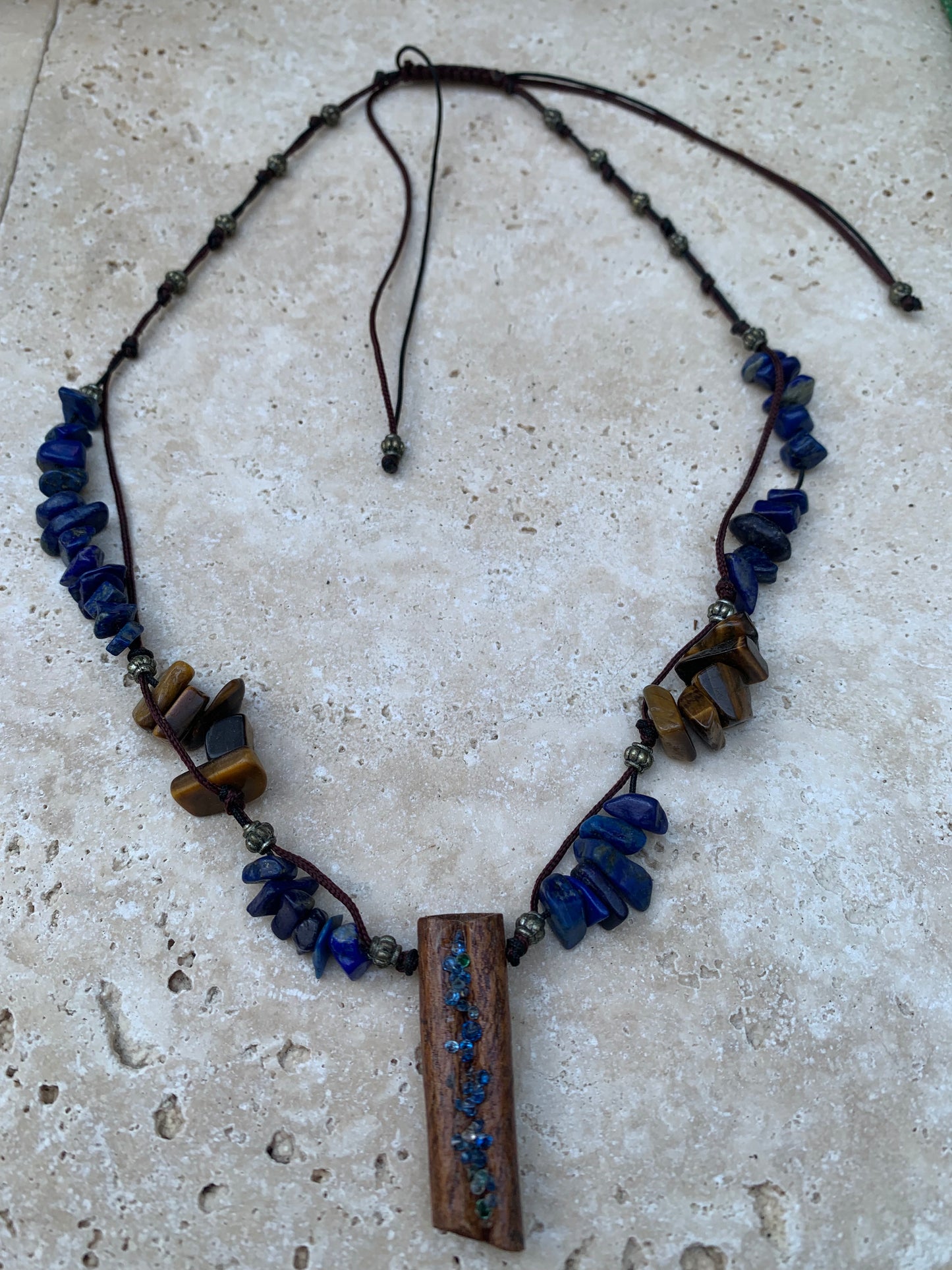 Lapis lazuli, collier en perle 'Baroque' de 5x10 millimètres, 44cm de long. Fermoir de type 'coulissant/ mala', avec pendentif en bâton de cannelle sertis de pierres, modèle unique !