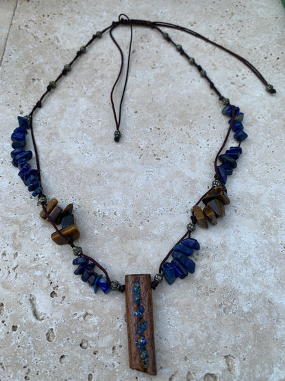 Lapis lazuli, collier en perle 'Baroque' de 5x10 millimètres, 44cm de long. Fermoir de type 'coulissant/ mala', avec pendentif en bâton de cannelle sertis de pierres, modèle unique !