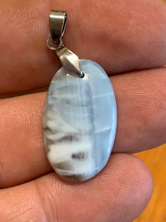 Opale Owyhee, pendentif en Argent, de 40mm de hauteur x 15 x 5. Vendu avec cordon réglable de couleur noire !