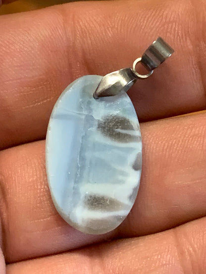 Opale Owyhee, pendentif en Argent, de 40mm de hauteur x 15 x 5. Vendu avec cordon réglable de couleur noire !