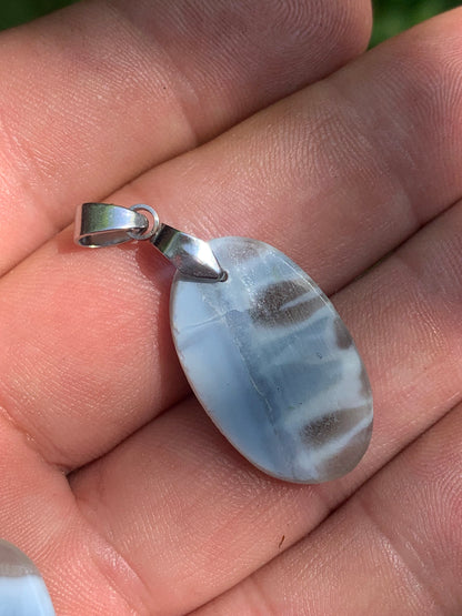 Opale Owyhee, pendentif en Argent, de 40mm de hauteur x 15 x 5. Vendu avec cordon réglable de couleur noire !