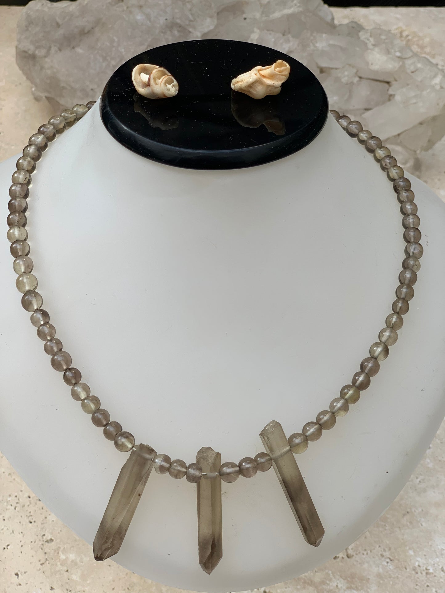 Cristal de roche/ Quartz fumé, en collier de 42 centimètres. Perle rondes de 4 à 7 millimètres avec 3 cristaux naturels en panoramique, fermoir de type 'crochet' !