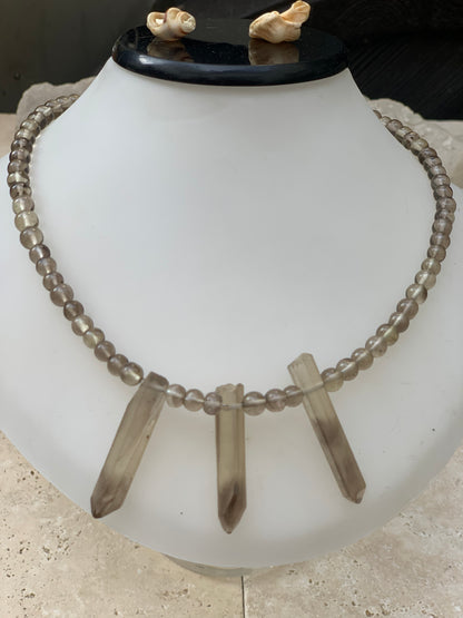 Cristal de roche/ Quartz fumé, en collier de 42 centimètres. Perle rondes de 4 à 7 millimètres avec 3 cristaux naturels en panoramique, fermoir de type 'crochet' !