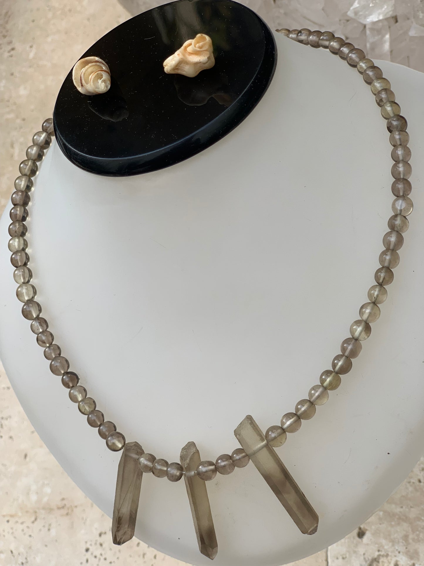 Cristal de roche/ Quartz fumé, en collier de 42 centimètres. Perle rondes de 4 à 7 millimètres avec 3 cristaux naturels en panoramique, fermoir de type 'crochet' !