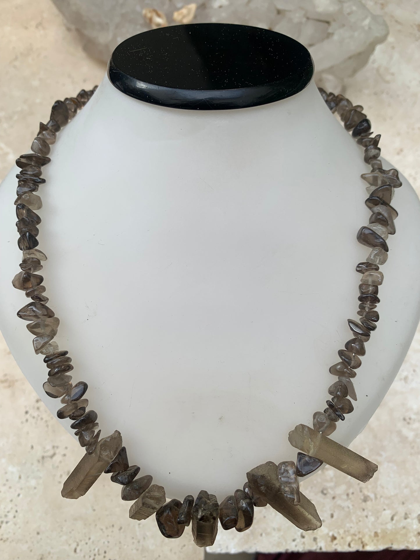 Cristal de roche fumé/ Quartz fumé, en collier de 42 centimètres. Perle de type 'baroque/ chips' de 4 à 7 millimètres avec 5 cristaux naturels en panoramique, fermoir de type 'mousqueton' !