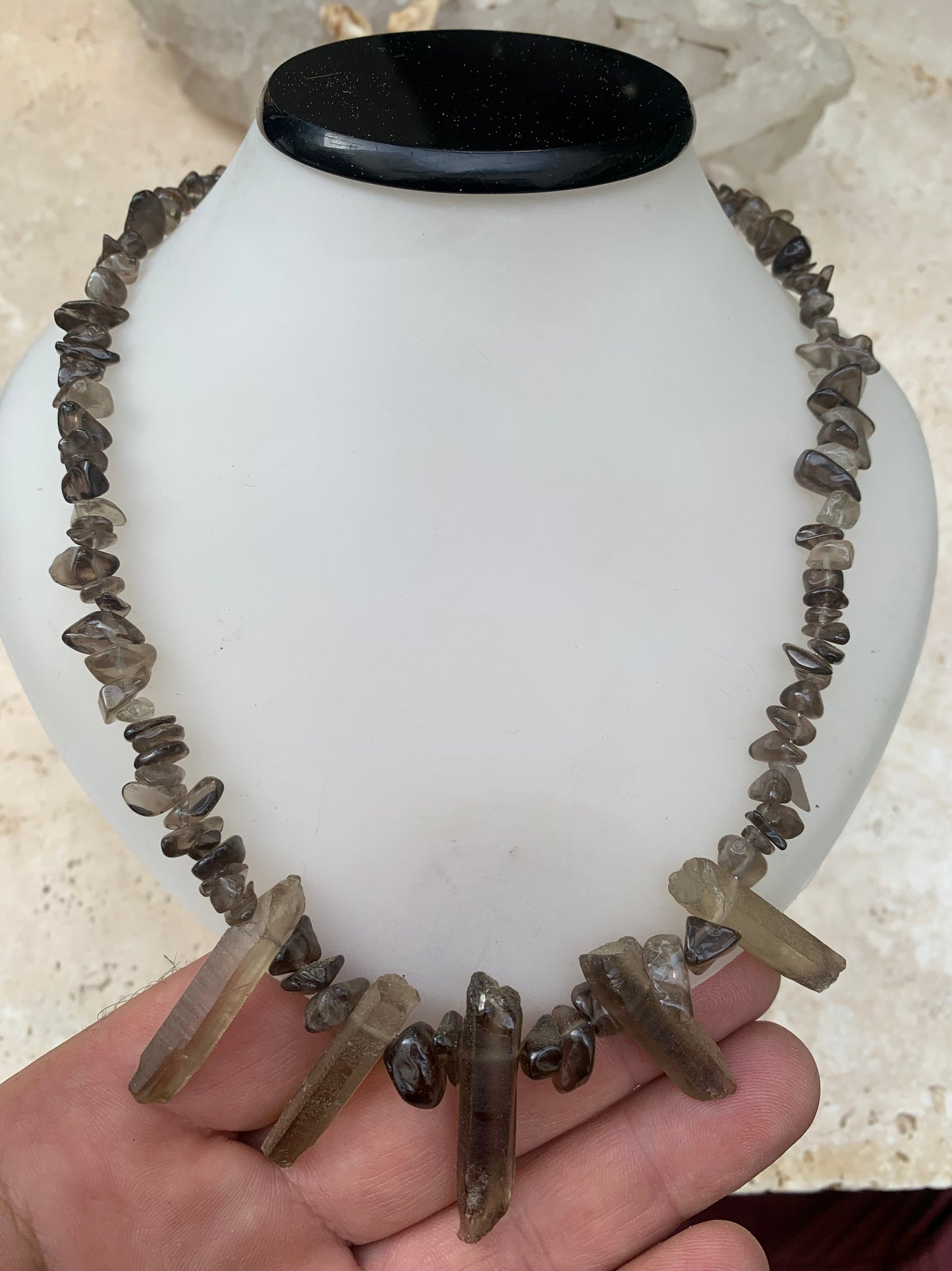 Cristal de roche fumé/ Quartz fumé, en collier de 42 centimètres. Perle de type 'baroque/ chips' de 4 à 7 millimètres avec 5 cristaux naturels en panoramique, fermoir de type 'mousqueton' !