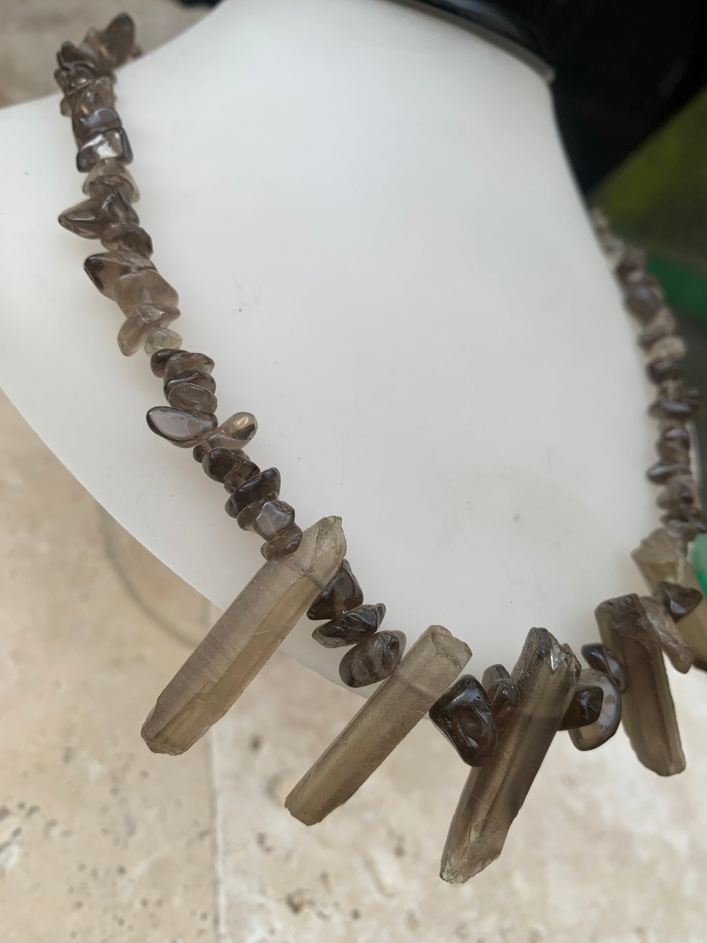 Cristal de roche fumé/ Quartz fumé, en collier de 42 centimètres. Perle de type 'baroque/ chips' de 4 à 7 millimètres avec 5 cristaux naturels en panoramique, fermoir de type 'mousqueton' !