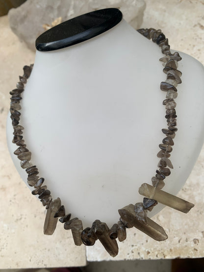 Cristal de roche fumé/ Quartz fumé, en collier de 42 centimètres. Perle de type 'baroque/ chips' de 4 à 7 millimètres avec 5 cristaux naturels en panoramique, fermoir de type 'mousqueton' !