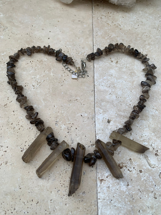 Cristal de roche fumé/ Quartz fumé, en collier de 42 centimètres. Perle de type 'baroque/ chips' de 4 à 7 millimètres avec 5 cristaux naturels en panoramique, fermoir de type 'mousqueton' !