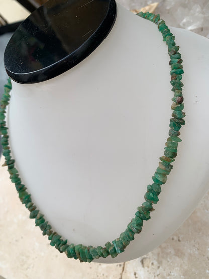 Rare ! Superbe collier en perle naturelle d'emeraude du Pakistan, 44 centimètres de longueur. Fait sur Argent par Gem & Zen ! Véritable œuvre d'art, chaque perle est un joyau !