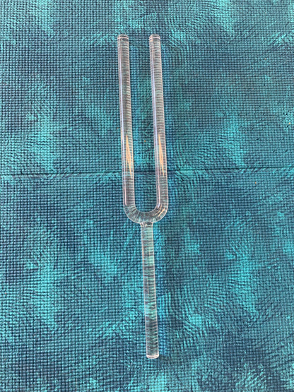 Diapason de cristal, de 45 centimètres de long x 6 de largeur. Livré avec boîte de protection en mousse et maillet adapté !